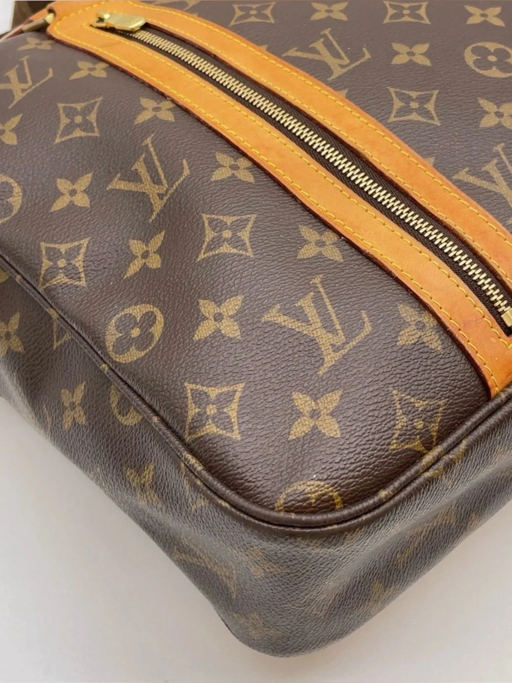 Louis Vuitton Monogram Canvas Messenger Bag crossbody shoulder carry on travel!